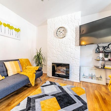 Stylish 3-Bed Terraced House With Wi-Fi Apartment Chatham  Bagian luar foto