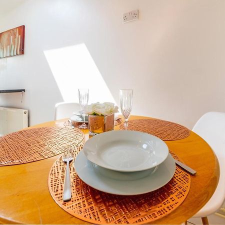 Stylish 3-Bed Terraced House With Wi-Fi Apartment Chatham  Bagian luar foto