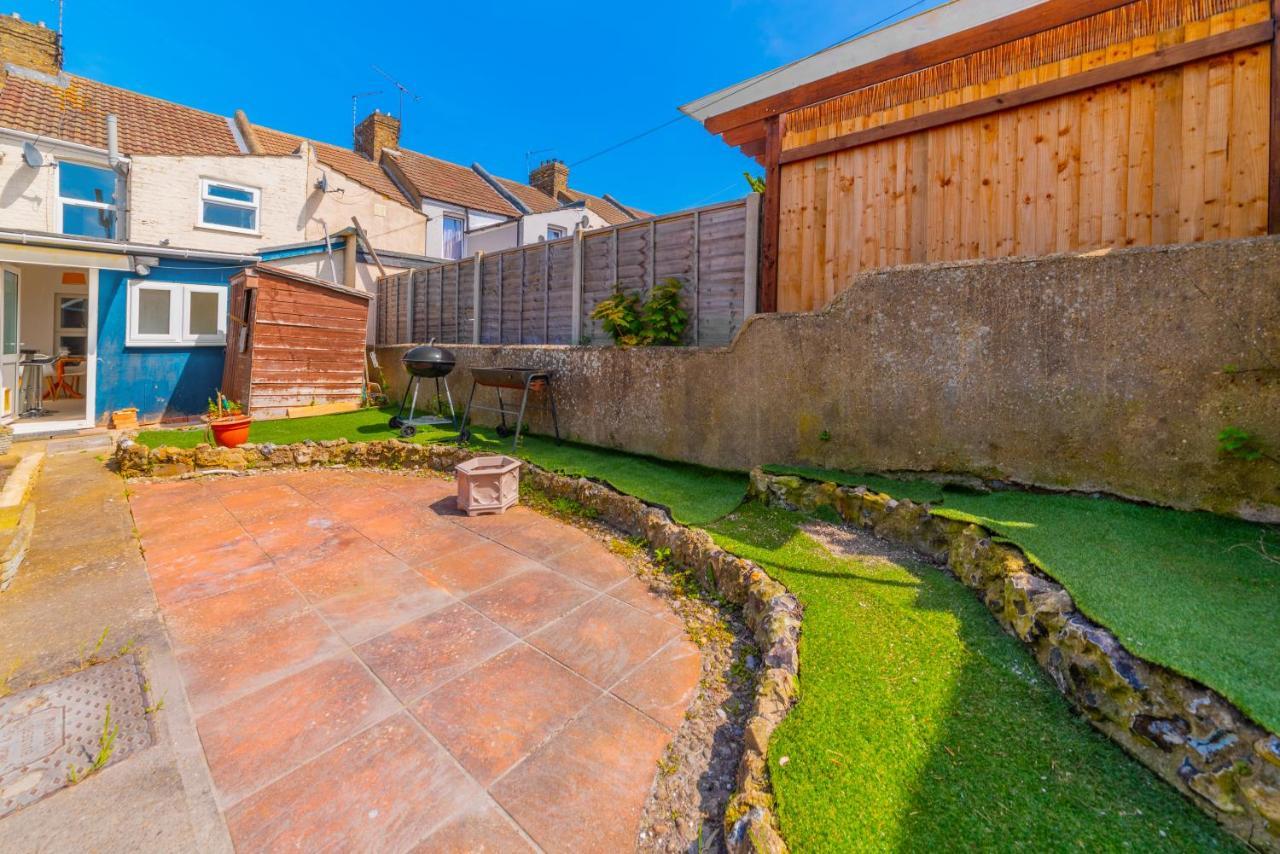 Stylish 3-Bed Terraced House With Wi-Fi Apartment Chatham  Bagian luar foto