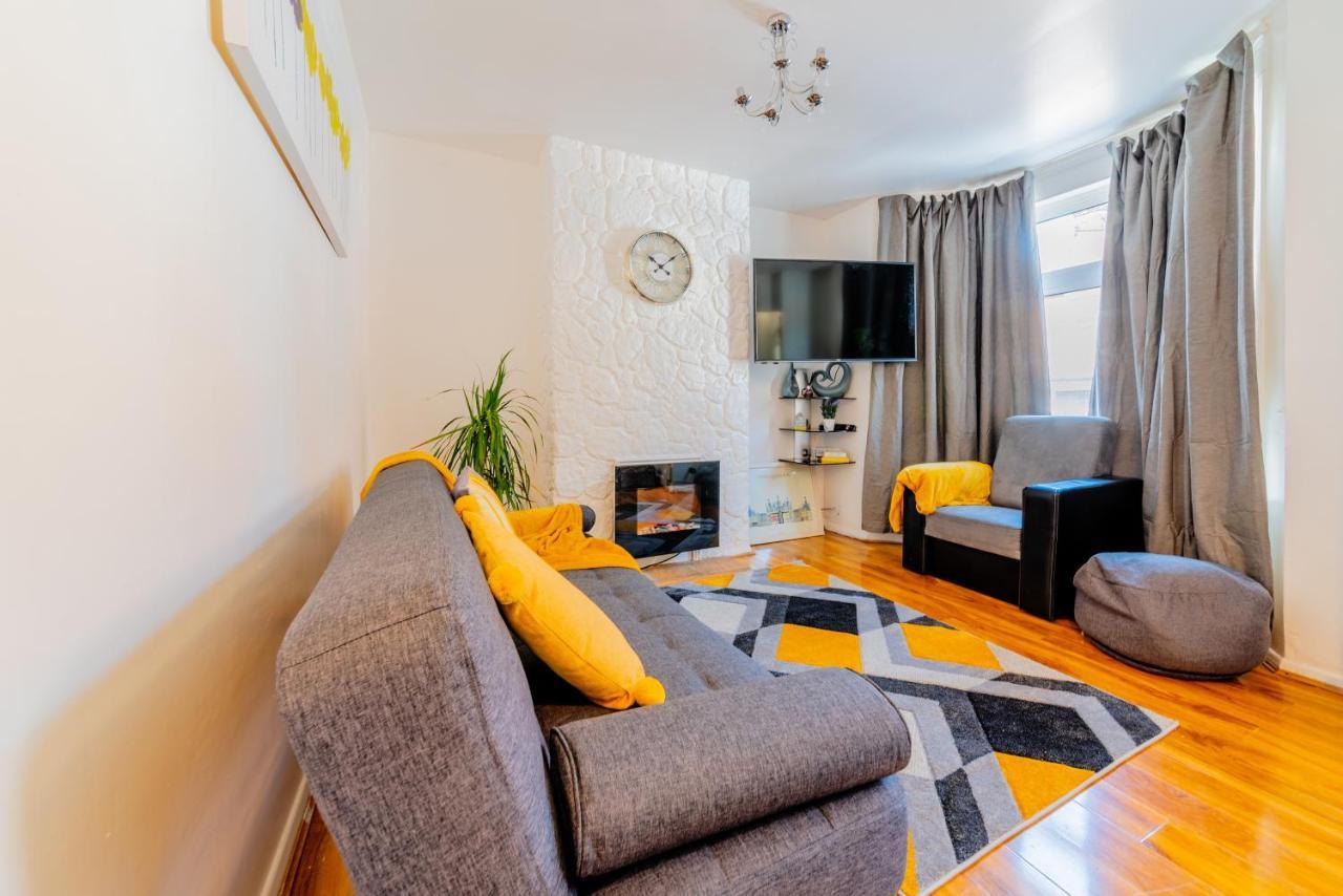 Stylish 3-Bed Terraced House With Wi-Fi Apartment Chatham  Bagian luar foto
