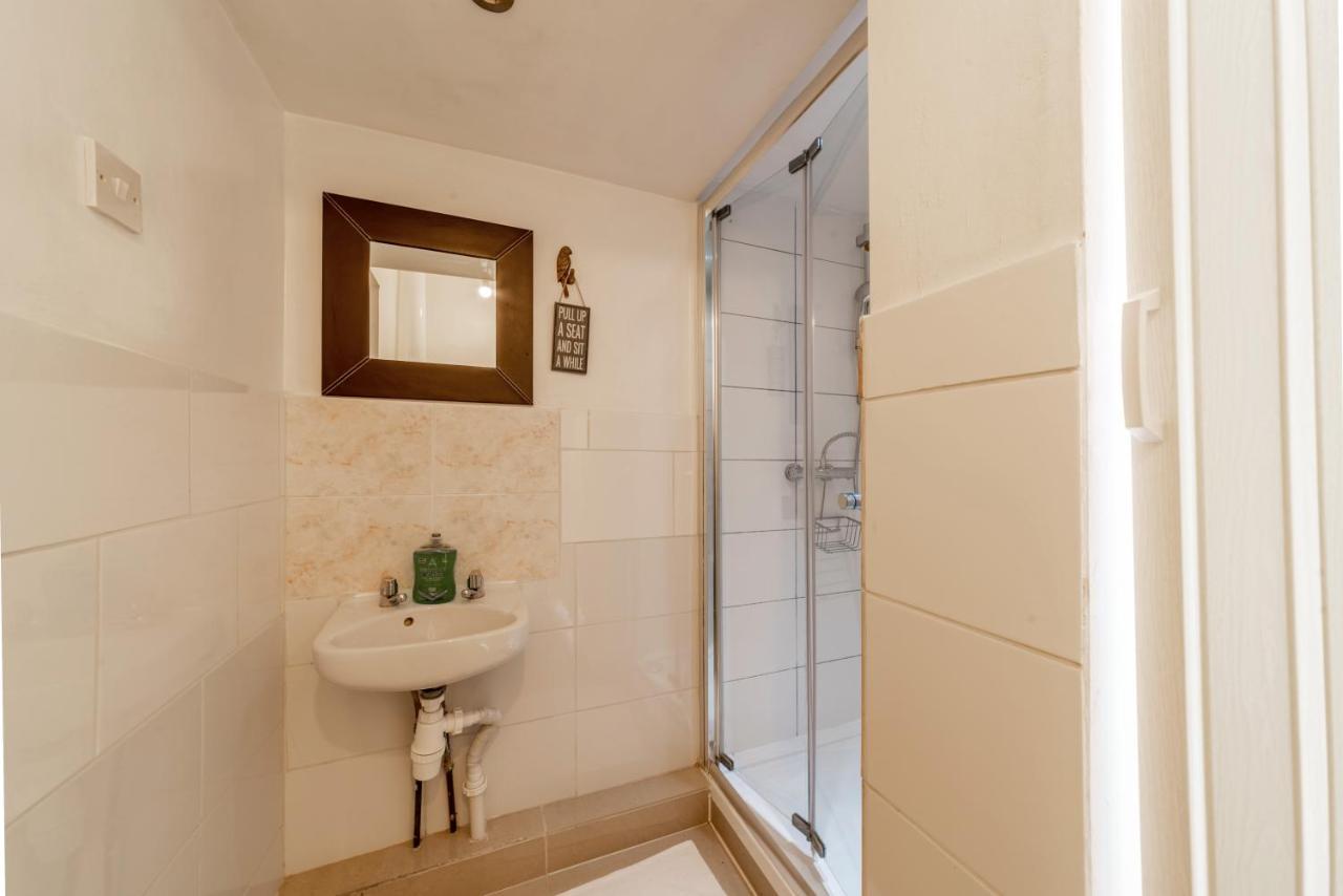 Stylish 3-Bed Terraced House With Wi-Fi Apartment Chatham  Bagian luar foto