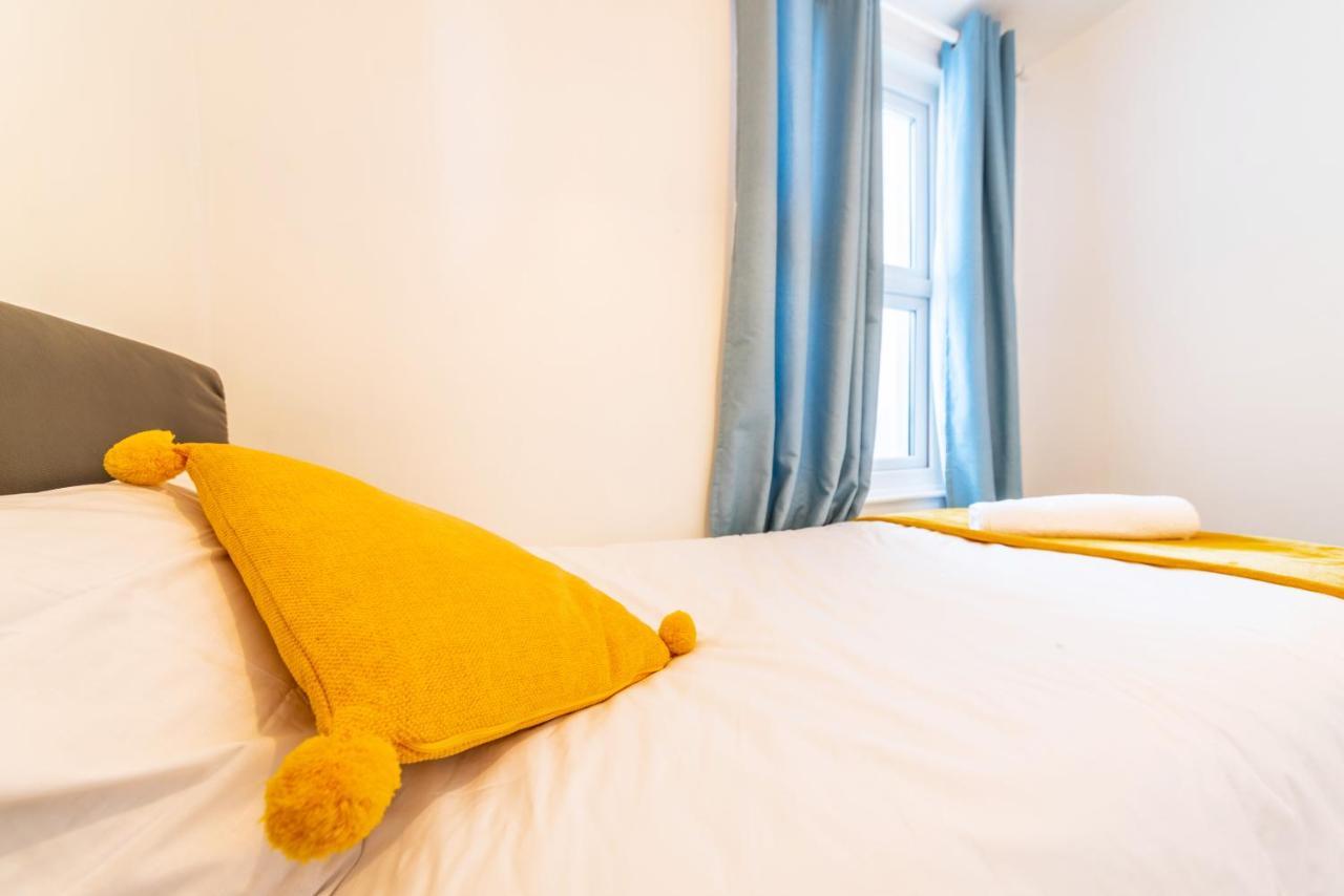 Stylish 3-Bed Terraced House With Wi-Fi Apartment Chatham  Bagian luar foto