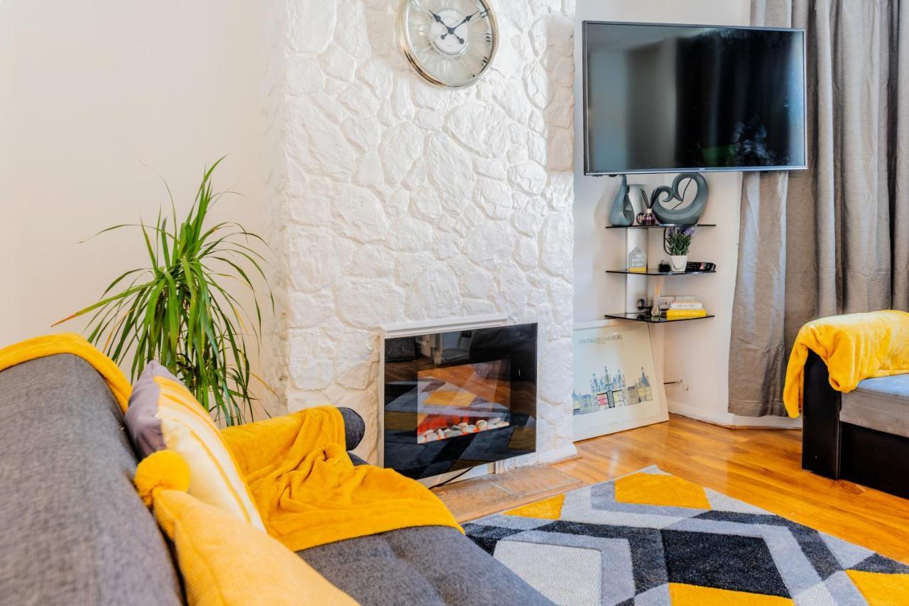 Stylish 3-Bed Terraced House With Wi-Fi Apartment Chatham  Bagian luar foto