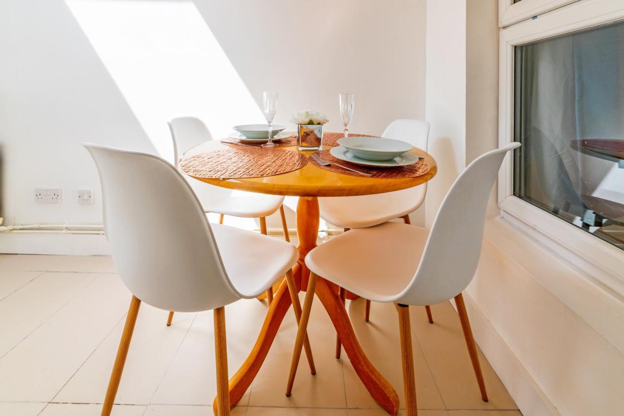 Stylish 3-Bed Terraced House With Wi-Fi Apartment Chatham  Bagian luar foto