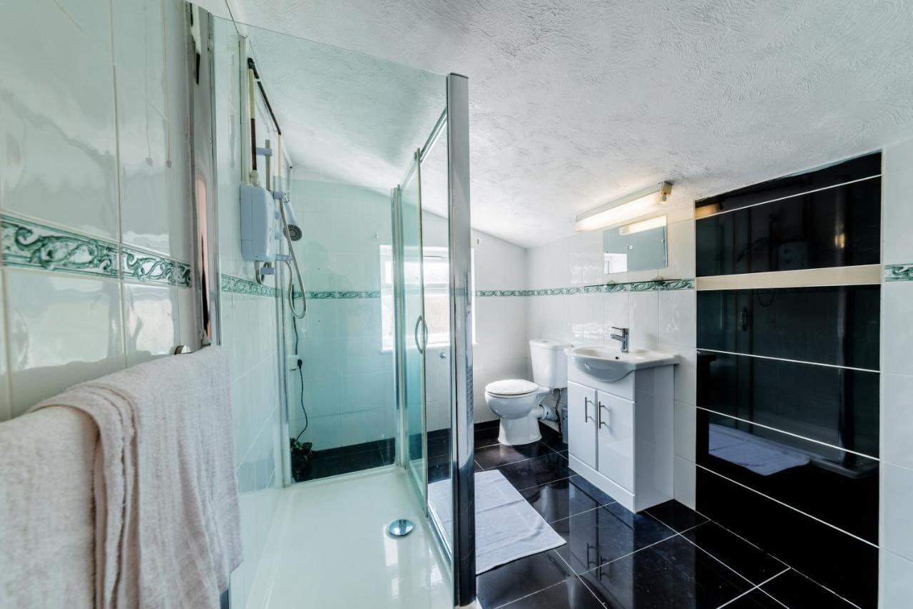 Stylish 3-Bed Terraced House With Wi-Fi Apartment Chatham  Bagian luar foto