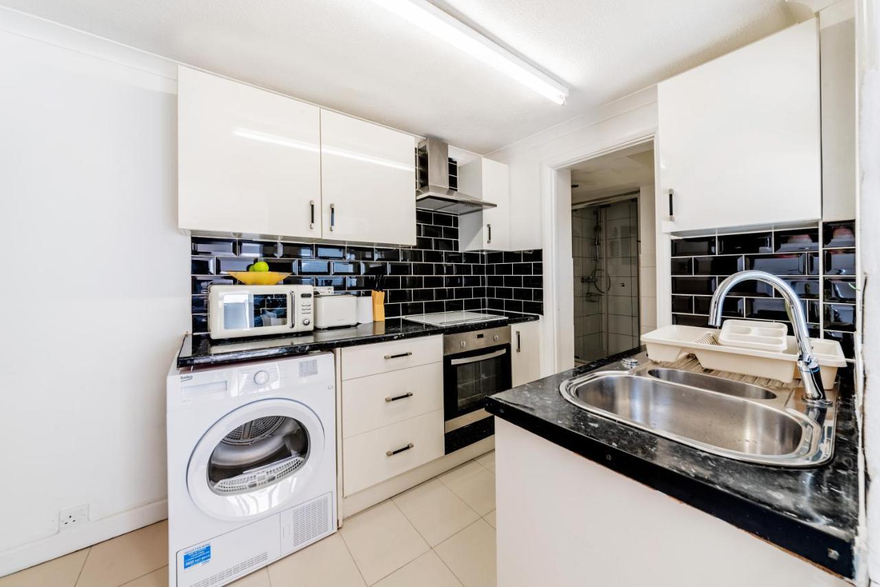 Stylish 3-Bed Terraced House With Wi-Fi Apartment Chatham  Bagian luar foto