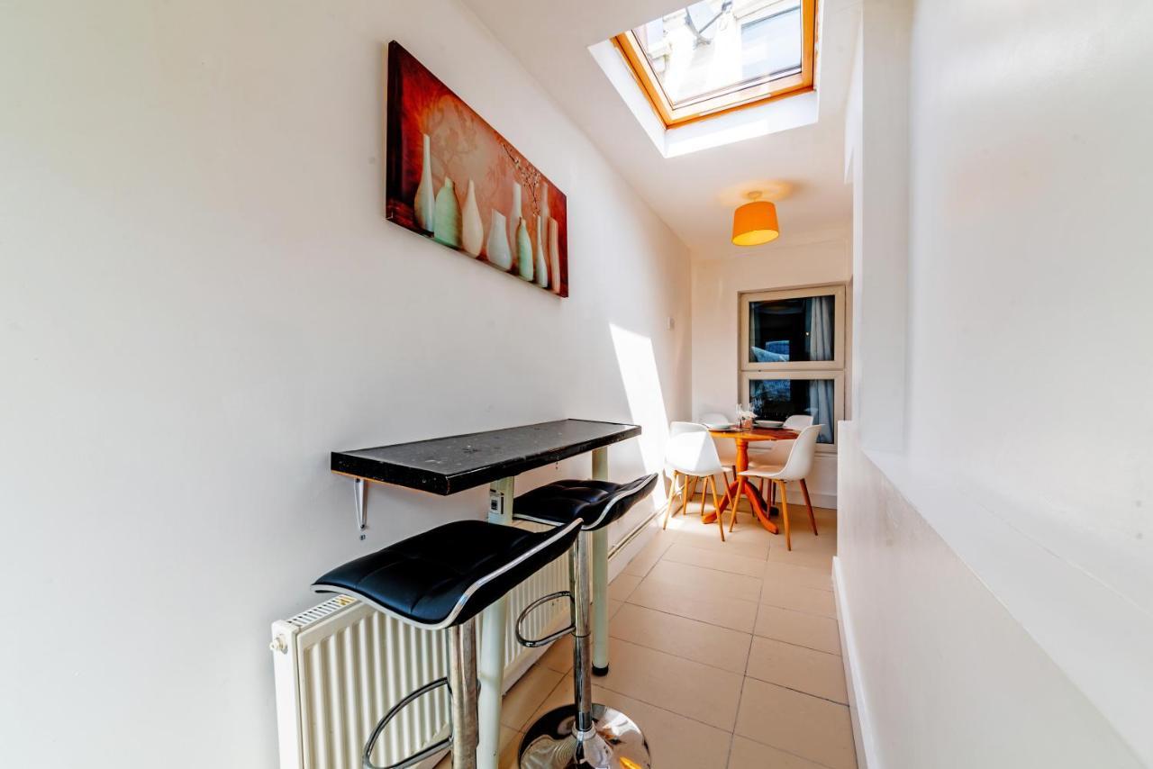 Stylish 3-Bed Terraced House With Wi-Fi Apartment Chatham  Bagian luar foto