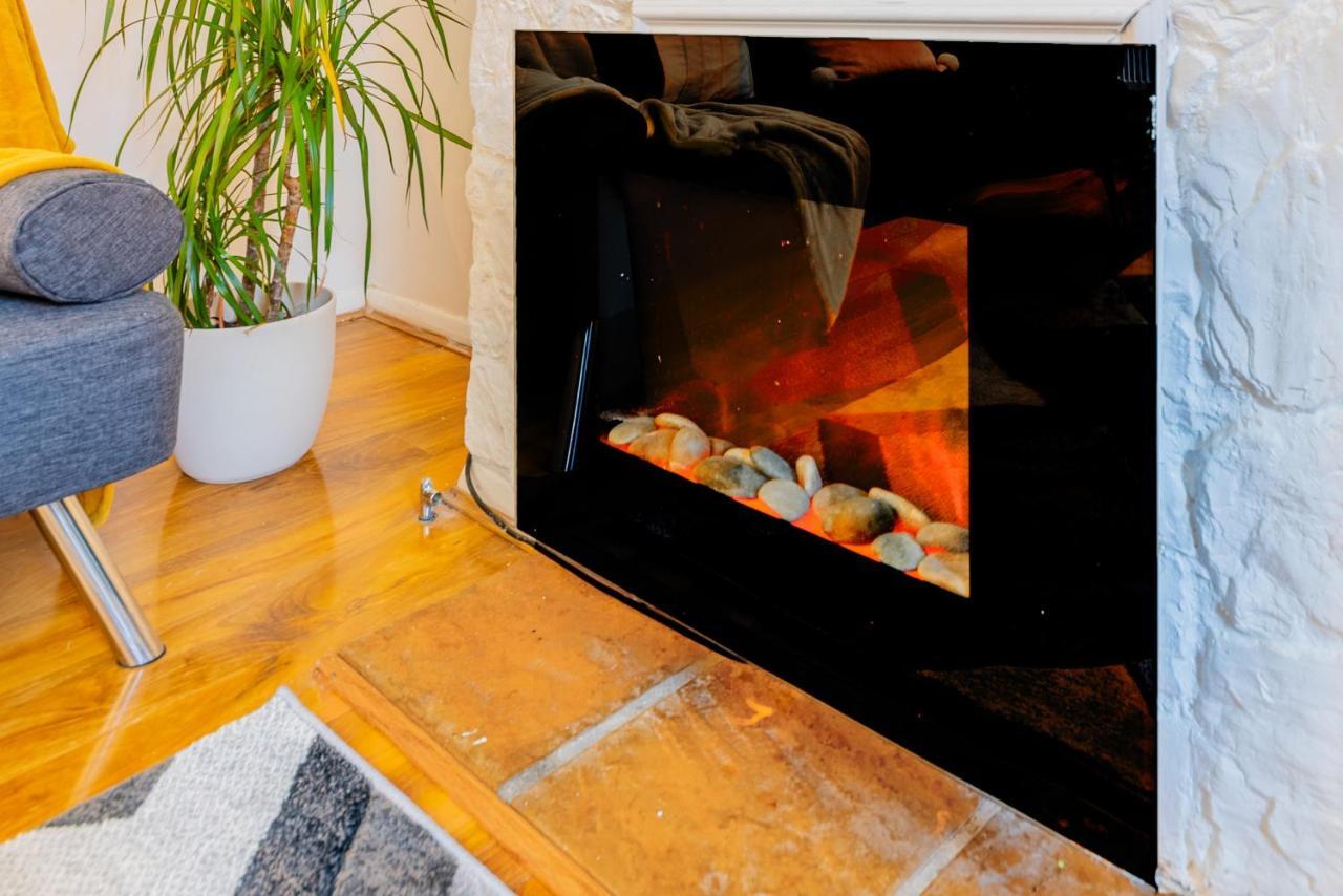 Stylish 3-Bed Terraced House With Wi-Fi Apartment Chatham  Bagian luar foto