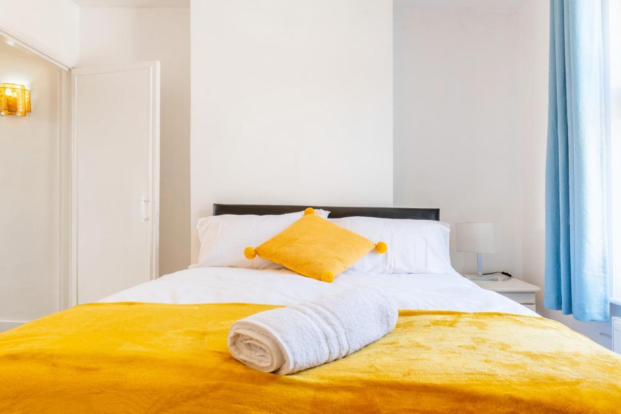 Stylish 3-Bed Terraced House With Wi-Fi Apartment Chatham  Bagian luar foto