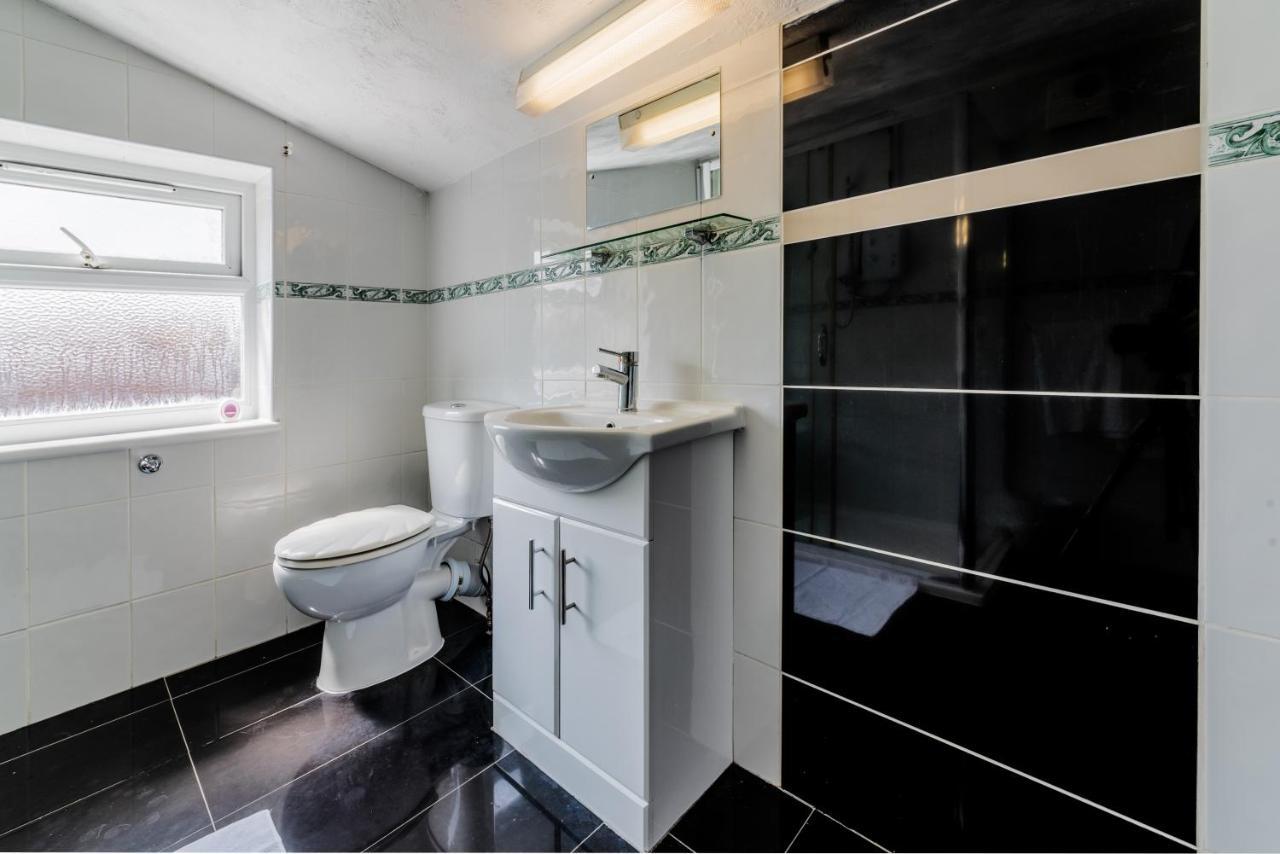 Stylish 3-Bed Terraced House With Wi-Fi Apartment Chatham  Bagian luar foto
