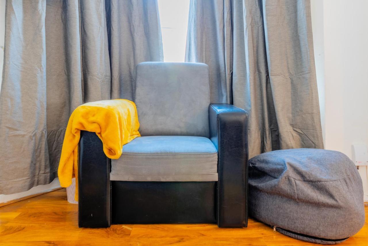 Stylish 3-Bed Terraced House With Wi-Fi Apartment Chatham  Bagian luar foto