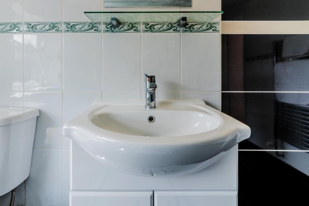 Stylish 3-Bed Terraced House With Wi-Fi Apartment Chatham  Bagian luar foto