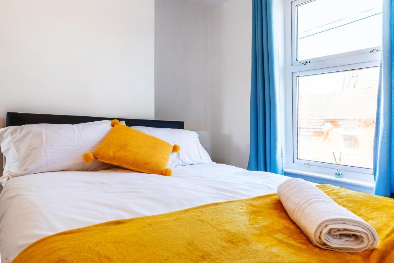 Stylish 3-Bed Terraced House With Wi-Fi Apartment Chatham  Bagian luar foto