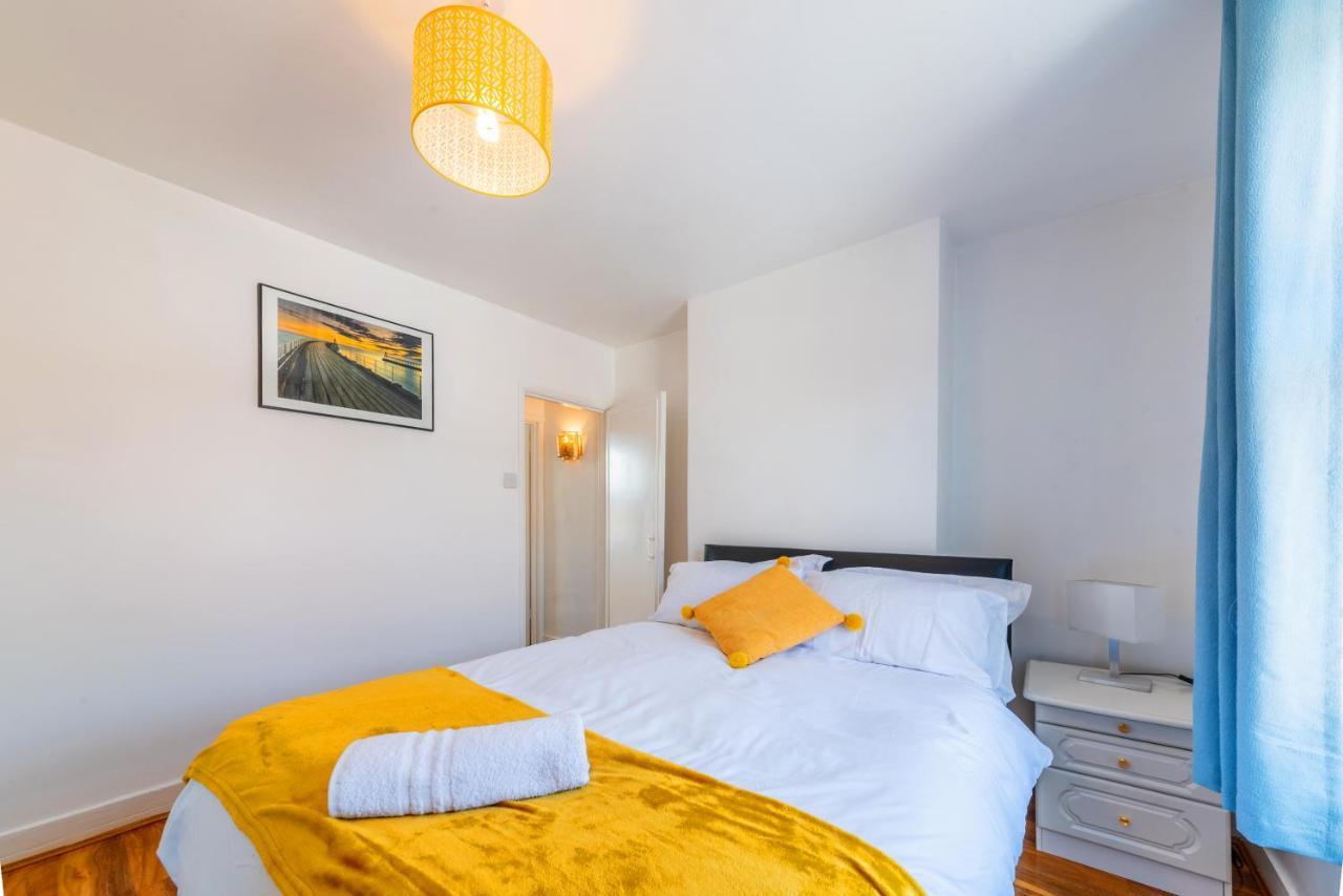 Stylish 3-Bed Terraced House With Wi-Fi Apartment Chatham  Bagian luar foto